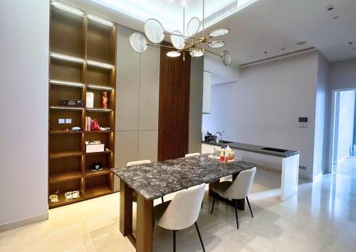 雅加达NEW Charming 2BR Apartment in Central Jakarta的一间配备有大理石桌椅的用餐室