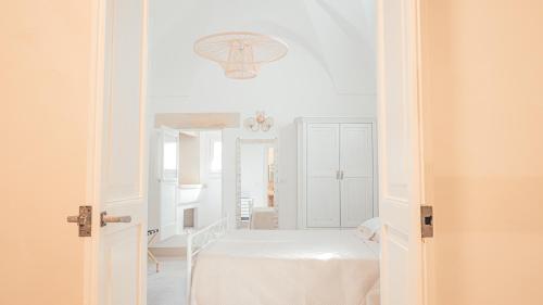 加拉蒂纳Galatina 1939的白色的房间,设有床和走廊