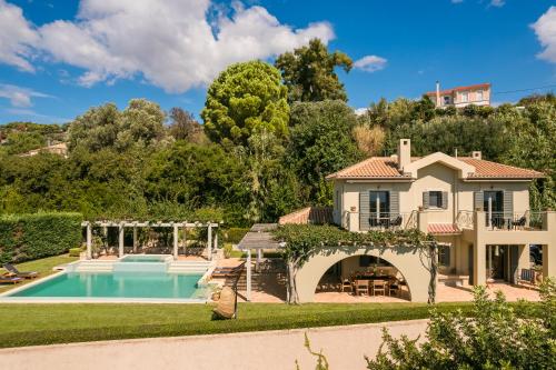SarlátaSarlata Villas的一座带游泳池和房子的别墅