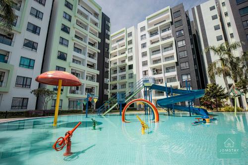 怡保Jomstay Manhattan Suites Ipoh Water Park Homestay的城市中带游乐场的游泳池