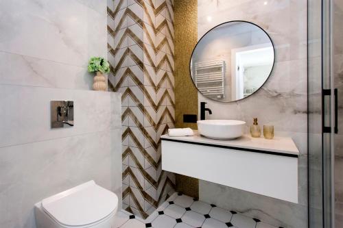 格但斯克Devalia Rentyear Apartments的一间带水槽和镜子的浴室