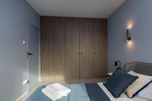 格但斯克Devalia Rentyear Apartments的一间卧室配有一张床和一个衣柜