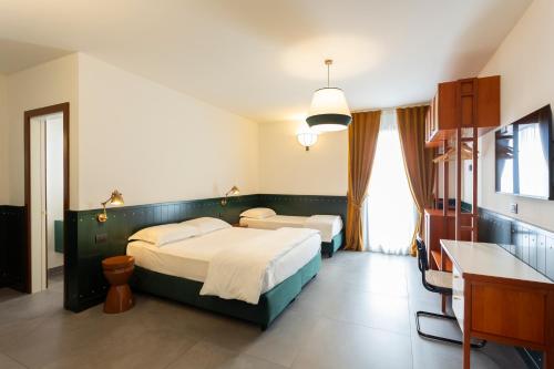 加拉托内加拉酒店的酒店客房配有两张床和一张书桌