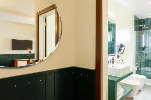 加拉托内加拉酒店的一间带水槽和镜子的浴室
