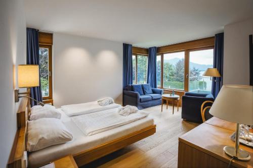 施特罗布尔Hotel Brandauers Villen Superior的一间卧室配有一张床、一张沙发和一把椅子