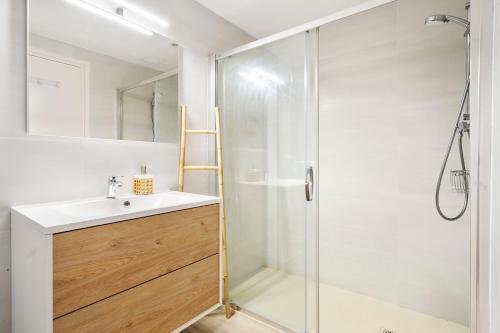 艾姆布里亚布拉瓦Apartamento WELCS EMP - 101 con vistas al Mar的一间带玻璃淋浴和水槽的浴室