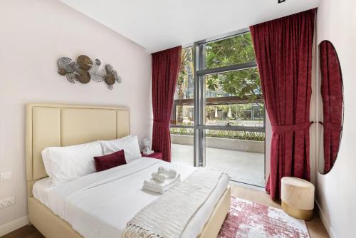 迪拜City Walk, Al Wasl, Jumeirah - Mint Stay的一间卧室设有一张床和一个大窗户