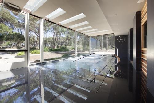 莱斯卡拉安普利耶斯旅馆的一座带游泳池的房子里的玻璃地板