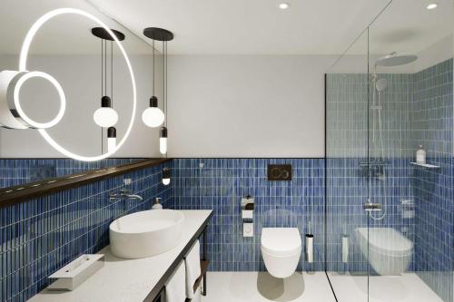 豪尔根The Yarn的一间带水槽、卫生间和镜子的浴室