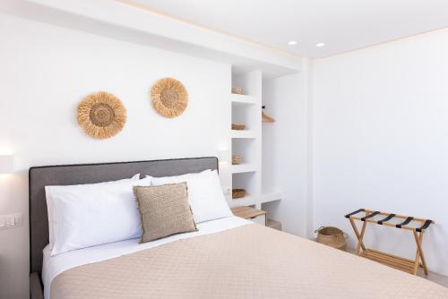 FalatádhosCaval Residences的白色的卧室设有床铺和白色的墙壁