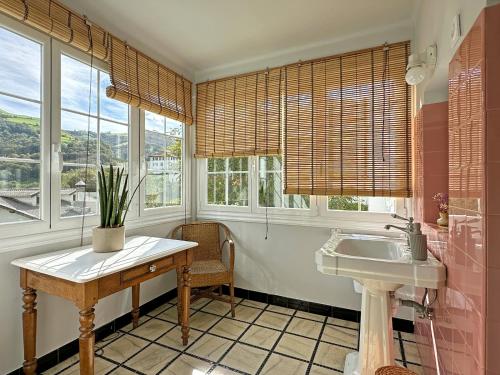 ValcarlosETXEALE的一间带水槽、桌子和窗户的浴室