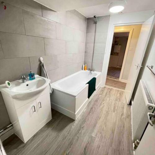 伦敦London Apartment - Near Kings Cross St Pancreas!的浴室配有白色浴缸和水槽