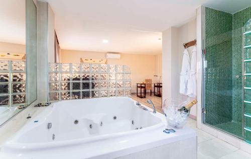 格拉纳达Checkin Camino de Granada的大型浴室设有浴缸和淋浴。
