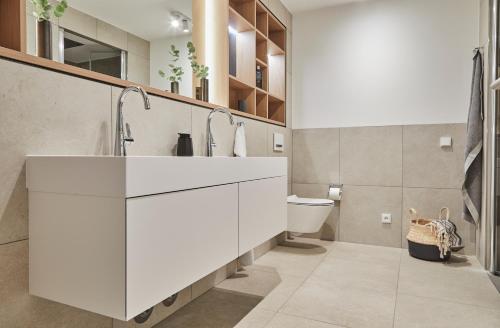 普雷罗Strandglück Prerow的白色的浴室设有水槽和卫生间。