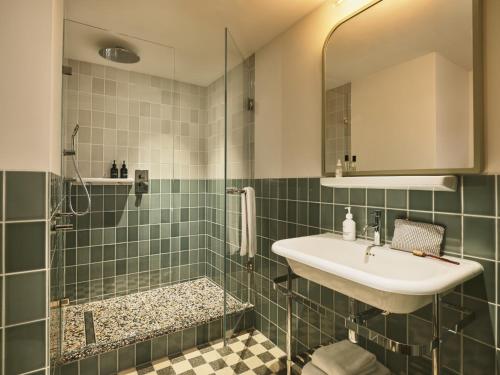 阿姆斯特丹The Hoxton, Lloyd Amsterdam的一间带水槽和淋浴的浴室