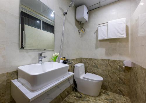 吉婆岛Cat Ba Hongkong Hotel的一间带水槽和卫生间的浴室