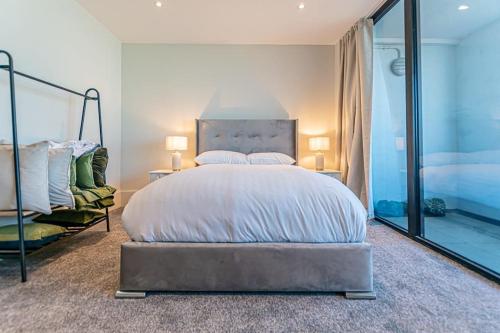 利物浦Luxurious 1 Bed - RIVER VIEW的一间卧室设有一张大床和一个大镜子