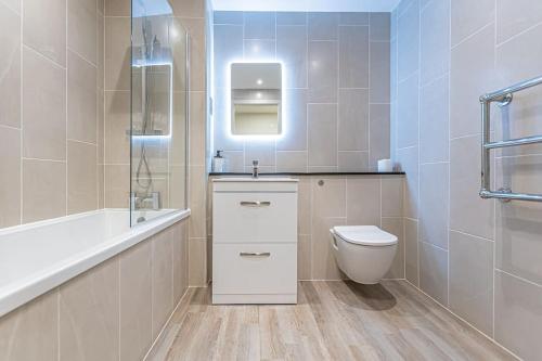 利物浦Luxurious 1 Bed - RIVER VIEW的浴室配有卫生间、盥洗盆和淋浴。