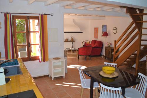 阿莱尼阿Mas Sant Jordi的厨房以及带桌椅的起居室。