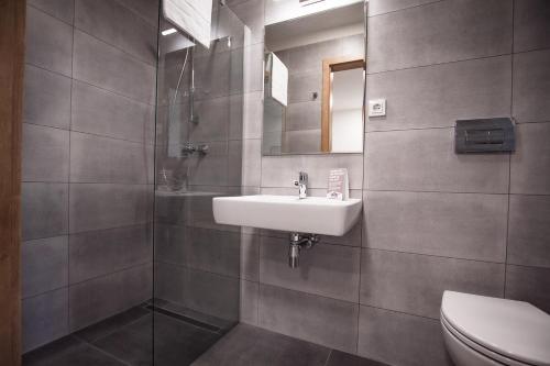 比斯平根比斯平根高级度假酒店的一间带水槽和卫生间的浴室