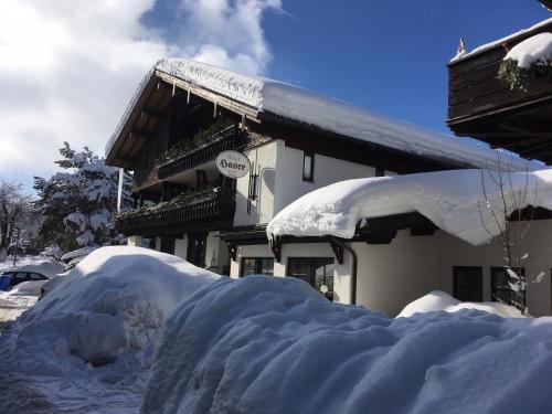 上施陶芬哈萨温泉酒店的积雪覆盖的房屋