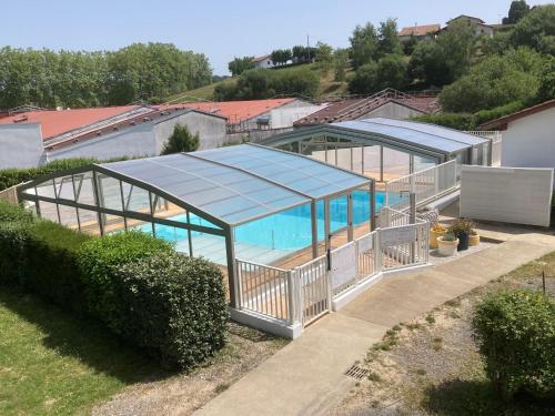 阿斯帕朗Erreka pays basque的一座带游泳池的玻璃房子的图象