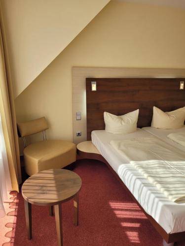 伯格奥夫费马恩NP Hotel Wissers的酒店客房,配有两张床和椅子