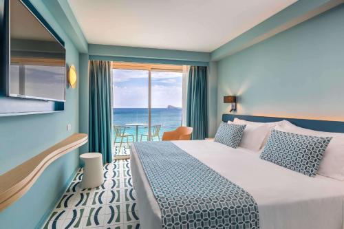 贝尼多姆Barceló Benidorm Beach - Adults Recommended的一间卧室设有一张床,享有海景