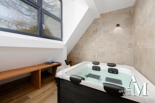 Stari LazGorska idila - Villa Jela的带浴缸的浴室和窗户