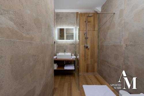 Stari LazGorska idila - Villa Jela的带淋浴和盥洗盆的浴室
