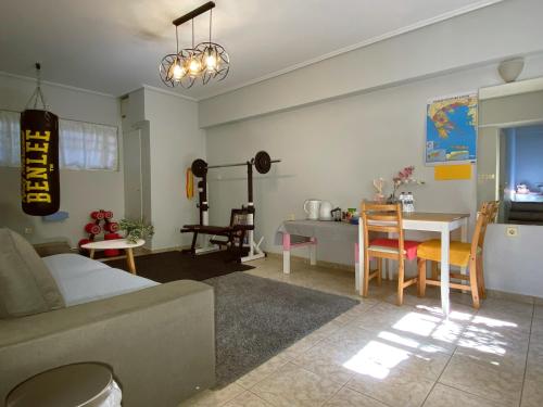 雅典nicole's home的客厅配有床和桌椅