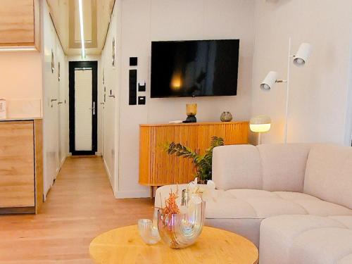 比得哥什Dom na wodzie LaMare Modern 14的客厅配有白色的沙发和桌子