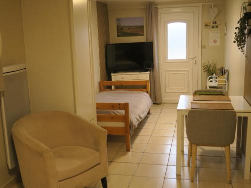 香槟沙隆Les Collinades de Chalons的一间卧室配有一张床、一把椅子和一张书桌