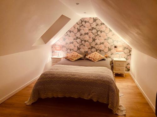 Lys-lès-LannoyLa Villa des Roses - Suite & Spa的阁楼上的卧室配有一张大床