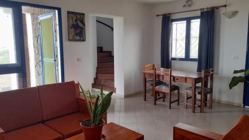PalmeiraCasa Torre的客厅配有沙发和桌子