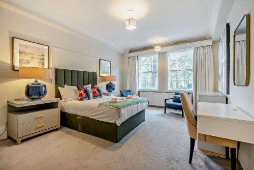 伦敦Regents Park Apartments的一间卧室配有一张床、一张书桌和一张书桌