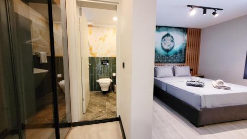 博德鲁姆Yalikavak Residence Apartment的一间卧室设有一张床和一间浴室。
