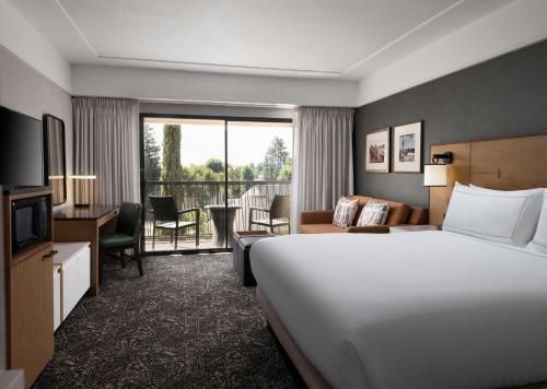 斯托克顿斯托顿希尔顿酒店的酒店客房设有床和客厅。