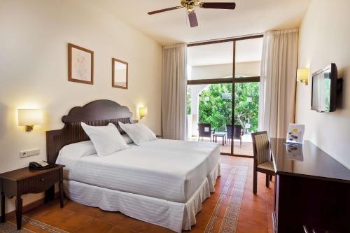 莫罗德哈布雷西方汉迪亚玛尔度假村的一间卧室配有一张床、一张书桌和一个窗户。