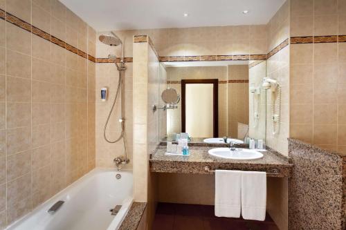 莫罗德哈布雷西方汉迪亚玛尔度假村的带浴缸、水槽和淋浴的浴室