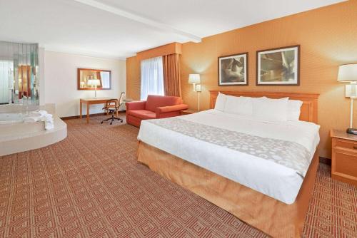 雷顿莱顿盐湖城拉金塔旅馆及套房酒店的酒店客房设有一张大床和一间浴室。