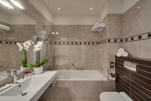奥帕提亚BRISTOL Hotel Opatija的带浴缸、卫生间和盥洗盆的浴室