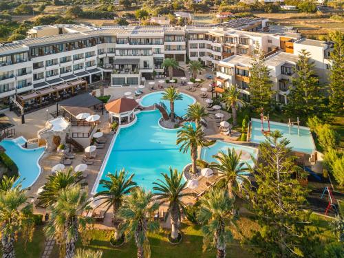 伊利索斯德安得瑞马雷得海滩酒店的享有度假村的空中景致,设有游泳池和棕榈树