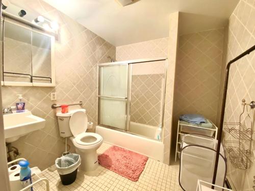布鲁克林# 2 Charming Queen Bed - Shared Room - Business Travel! By Zen Living Short Term Rental的浴室配有卫生间、淋浴和盥洗盆。