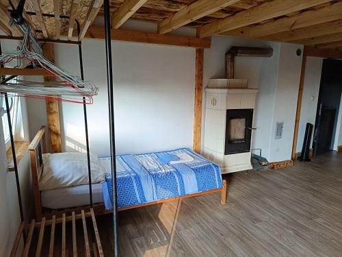 普瓦维Alpaka-Ranczo AFF的一间卧室配有一张双层床和一个壁炉