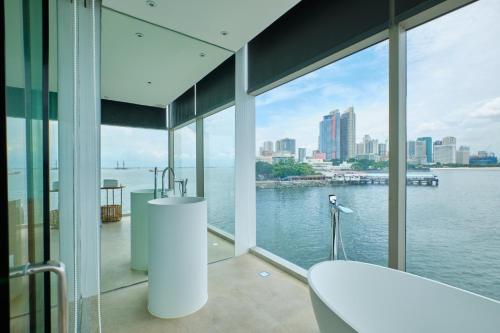 马尼拉H2O酒店的享有水景的浴室
