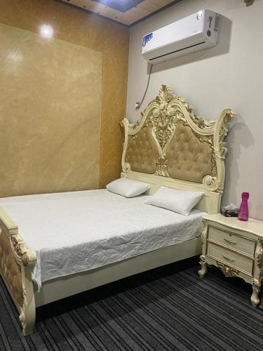 GujrātWarraich villa gt raod gujrat entire的一间卧室配有一张白色床架的床