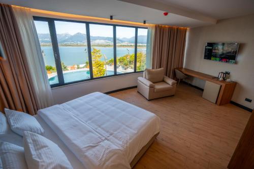 斯库台Duomo Resort的酒店客房设有一张床和一个大窗户