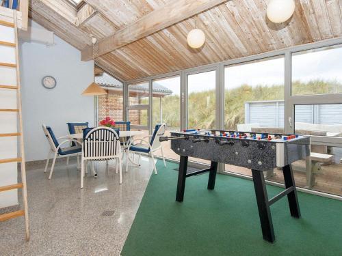 森讷维9 person holiday home in Ringk bing的客厅的中间设有台球桌