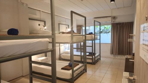 奥南海滩iRest Ao Nang的一间客房内设有四张双层床的房间